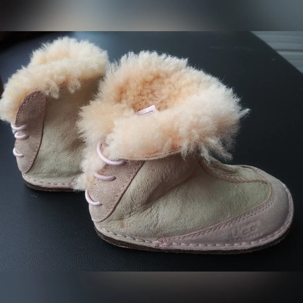 UGG Baby Girl Boot Size M